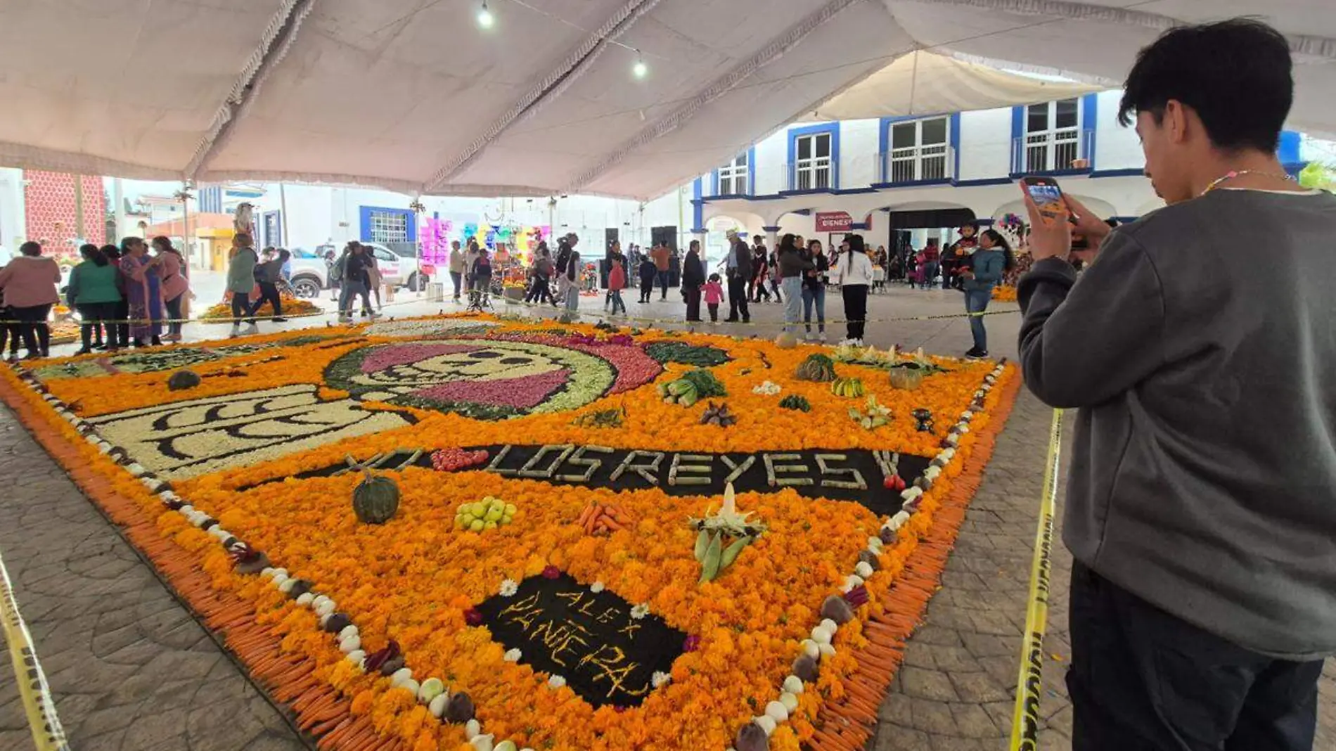 Ofrenda para productores del campo en Los Reyes de Juarez